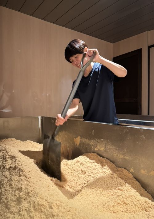 吉野の山で素材調達をする西村さん