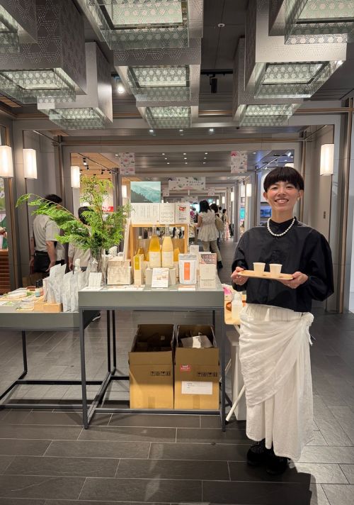 自社製材所で発酵ヒノキを混ぜる西村さん